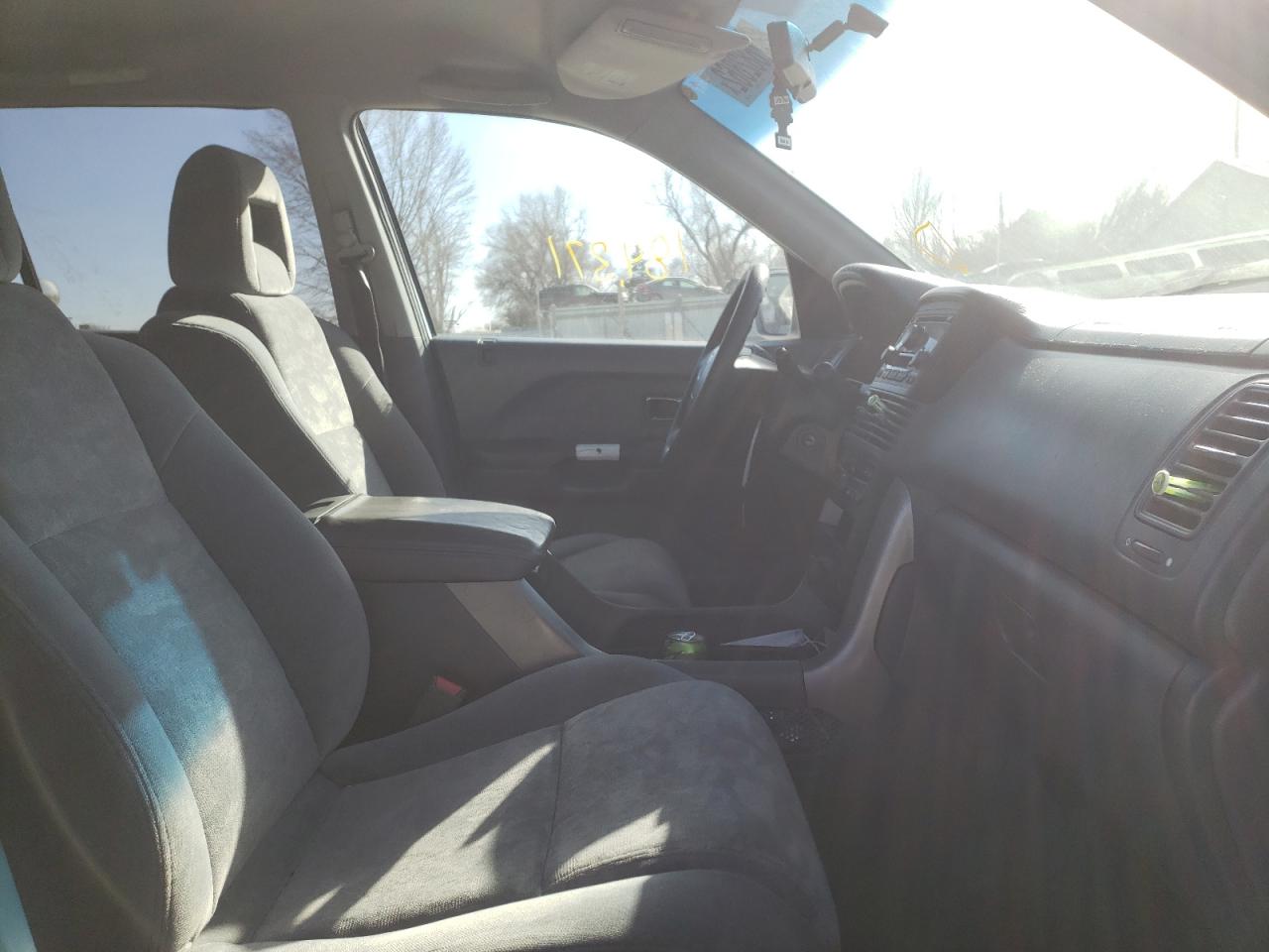 Photo 5 from auction – 2004 HONDA PILOT EX with VIN 2HKYF18484H510300