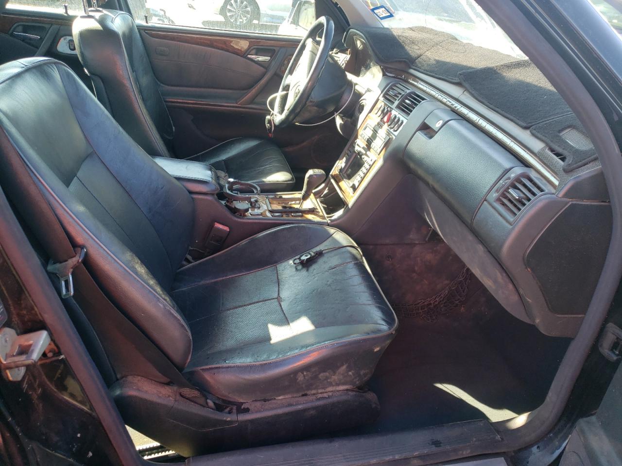 Photo 5 from auction – 2000 MERCEDES-BENZ E 430 with VIN WDBJF70J5YB070337
