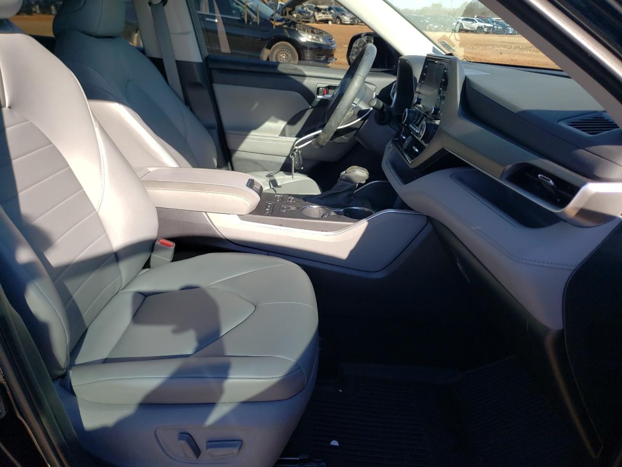Photo 5 from auction – 2021 TOYOTA HIGHLANDER with VIN 5TDGZRBH6MS545179
