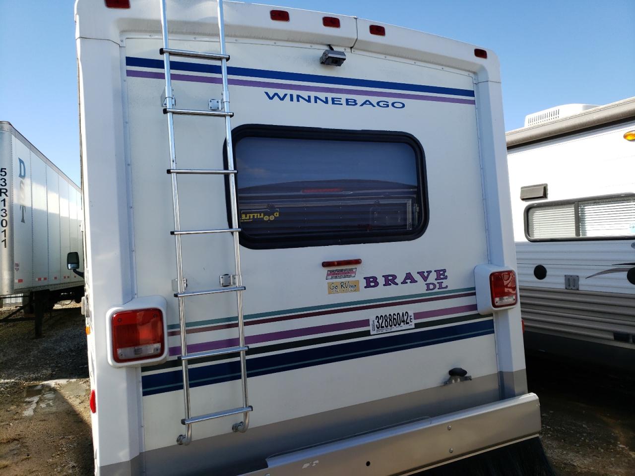 Photo 3 from auction – 1998 WINNEBAGO BRAVE with VIN 1GBLP37J4W3300404