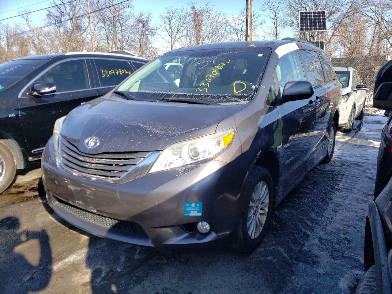 Photo 2 from auction – 2011 TOYOTA SIENNA XLE with VIN 5TDYK3DC9BS122987