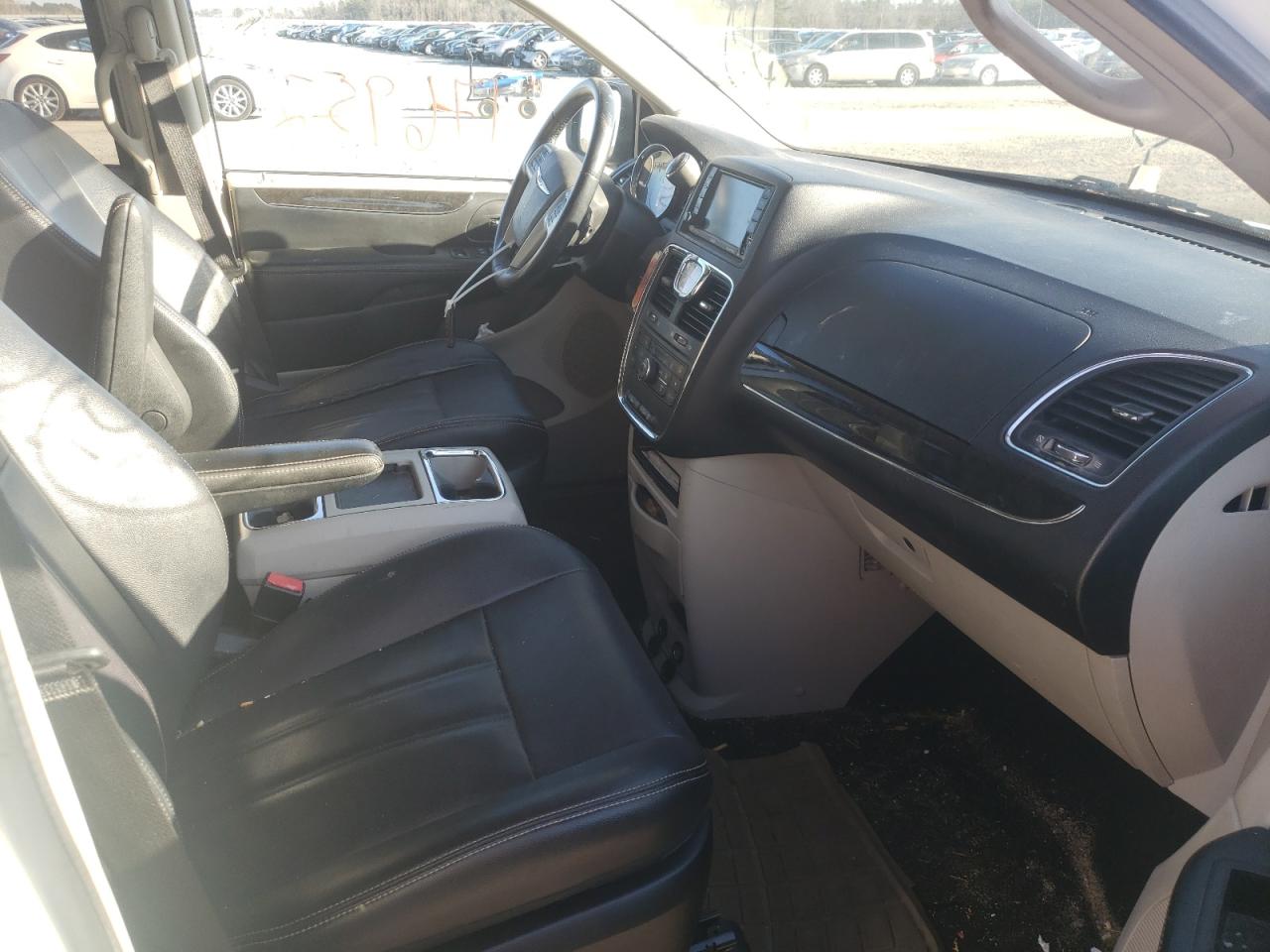 Photo 5 from auction – 2014 CHRYSLER TOWN & COU with VIN 2C4RC1BGXER160589