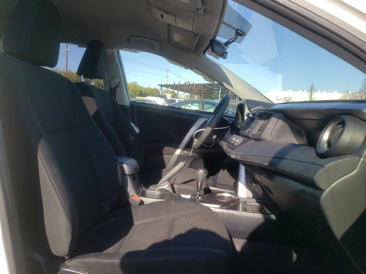 Photo 5 from auction – 2016 TOYOTA RAV4 LE with VIN JTMZFREV4GJ082995