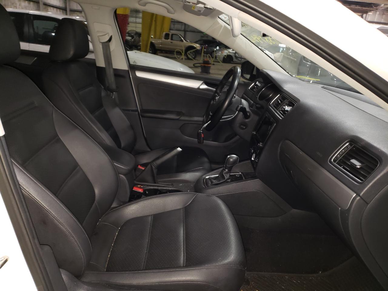 Photo 5 from auction – 2017 VOLKSWAGEN JETTA SE with VIN 3VWDB7AJ4HM271192