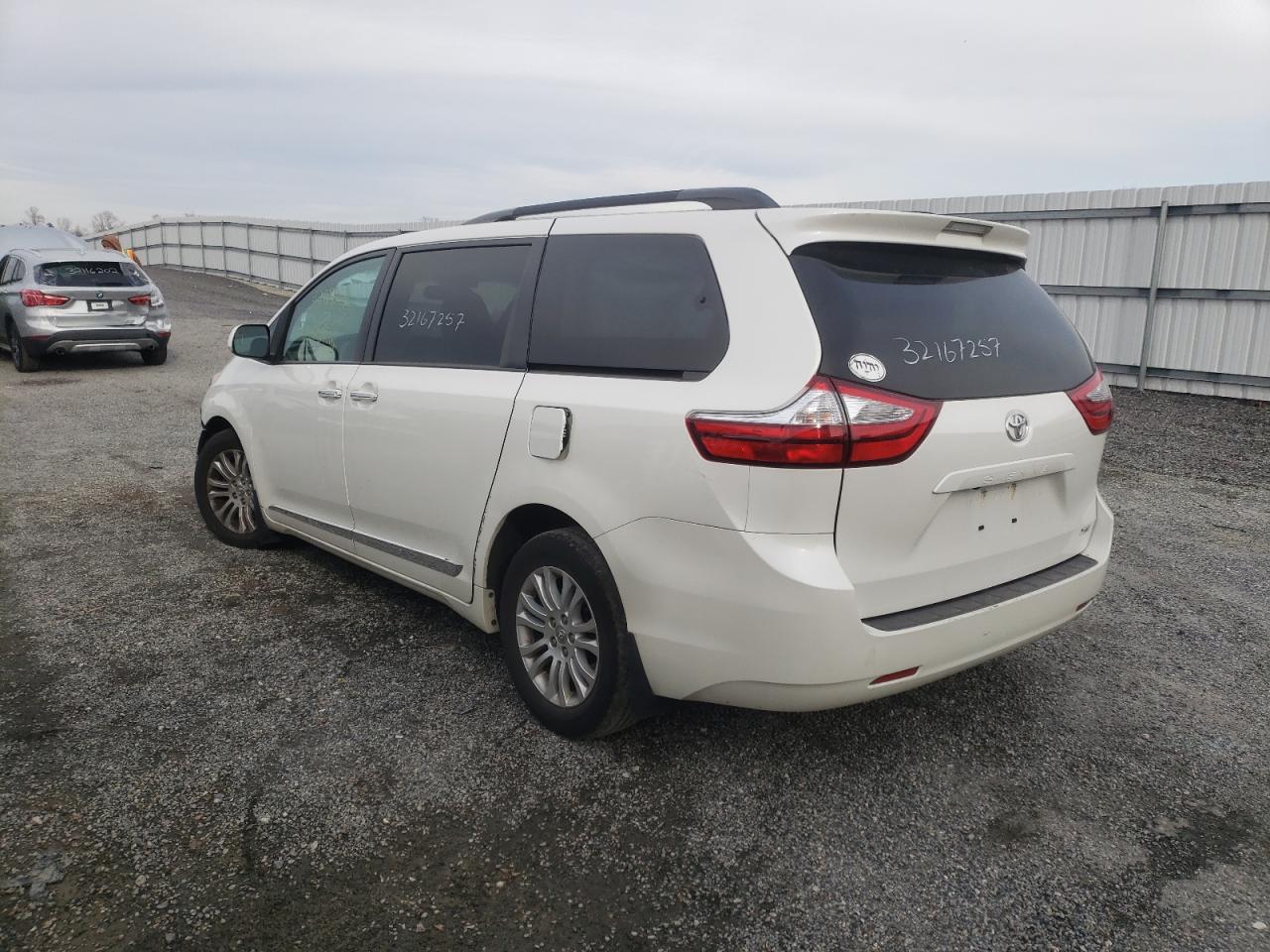 Photo 3 from auction – 2017 TOYOTA SIENNA XLE with VIN 5TDYZ3DC6HS815827