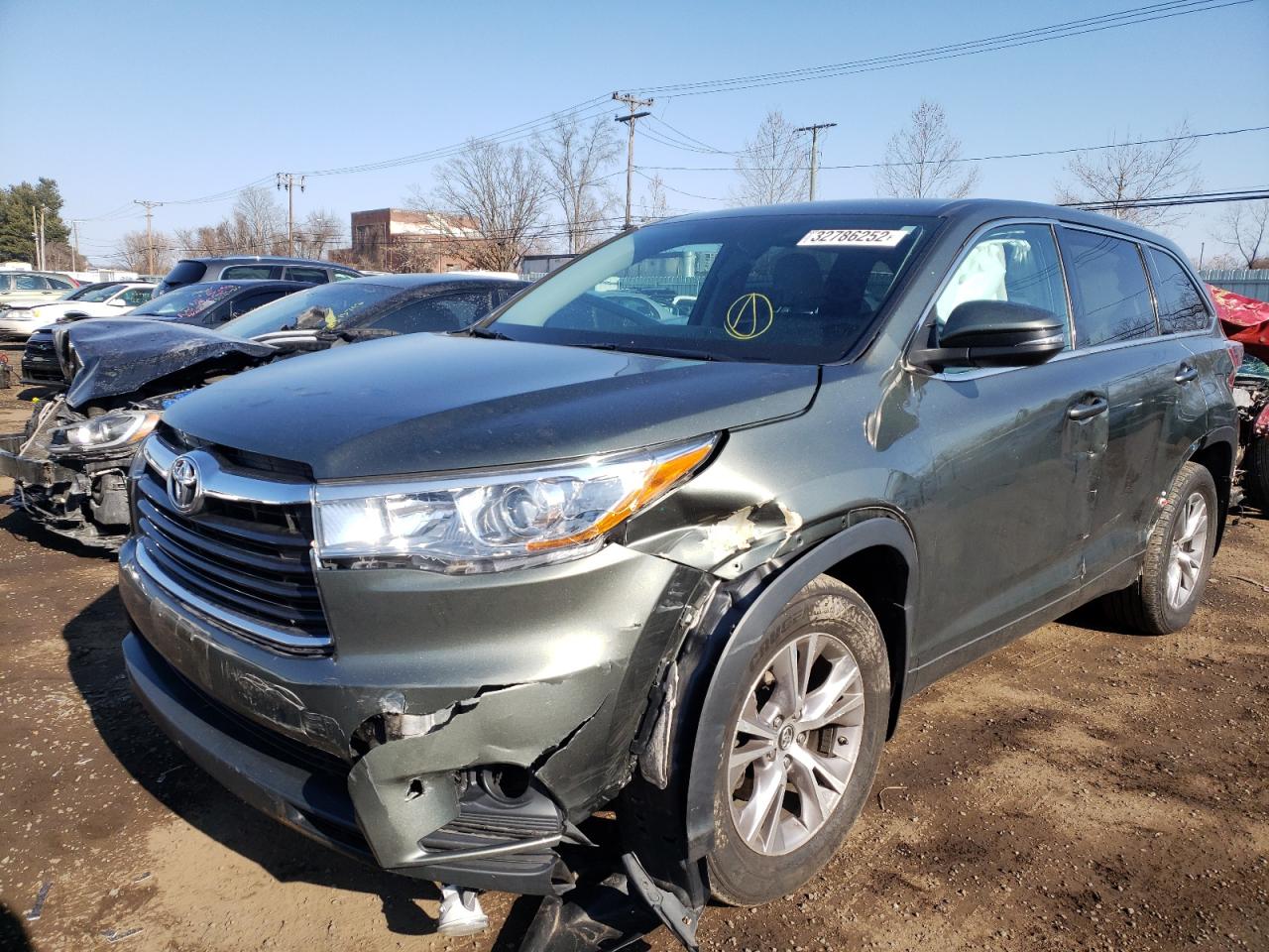 Photo 2 from auction – 2016 TOYOTA HIGHLANDER with VIN 5TDBKRFH9GS320851