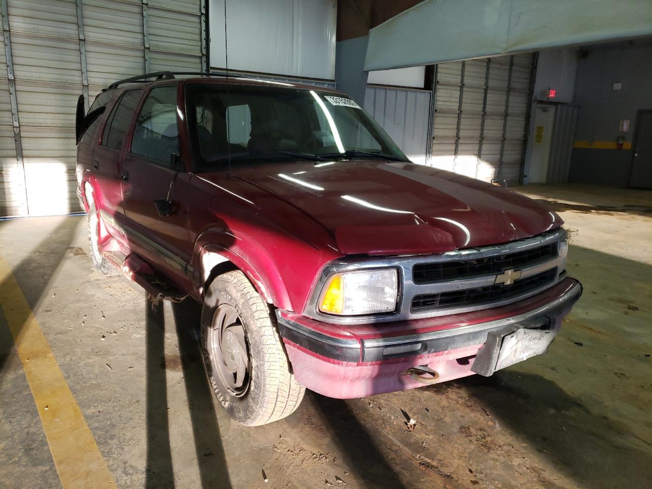 CHEVROLET BLAZER 1995 with VIN 1GNDT13W6S2222278 - Photo from auction
