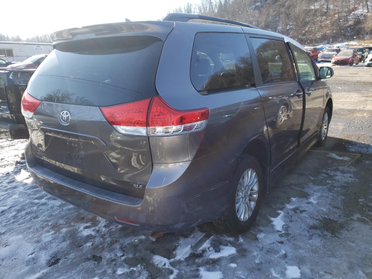 Photo 4 from auction – 2011 TOYOTA SIENNA XLE with VIN 5TDYK3DC9BS122987