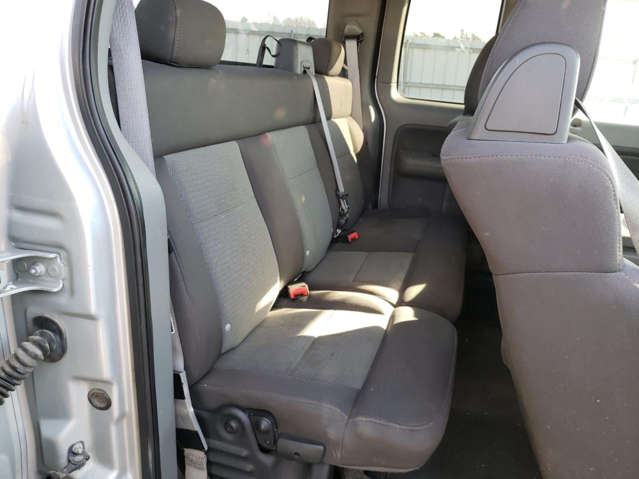 Photo 6 from auction – 2004 FORD F150 with VIN 1FTRX14W54NA10295