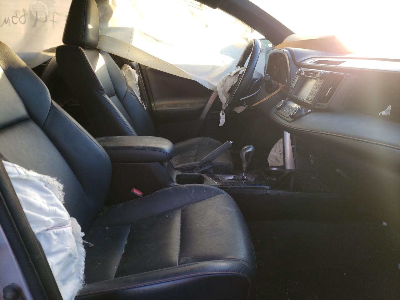 Photo 5 from auction – 2018 TOYOTA RAV4 SE with VIN JTMJFREV3JD246921