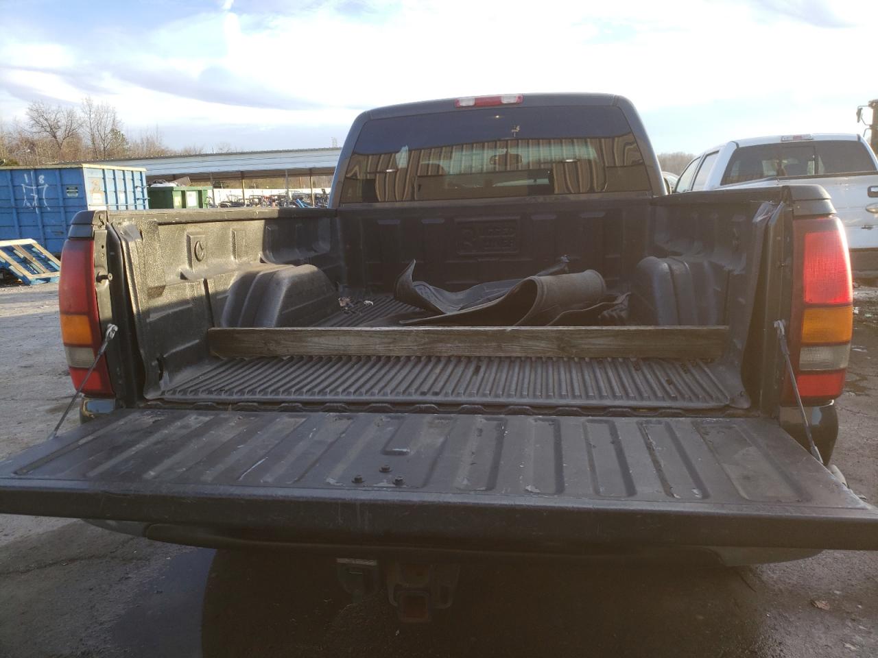 Photo 9 from auction – 2003 GMC NEW SIERRA with VIN 2GTEC19TX31253609