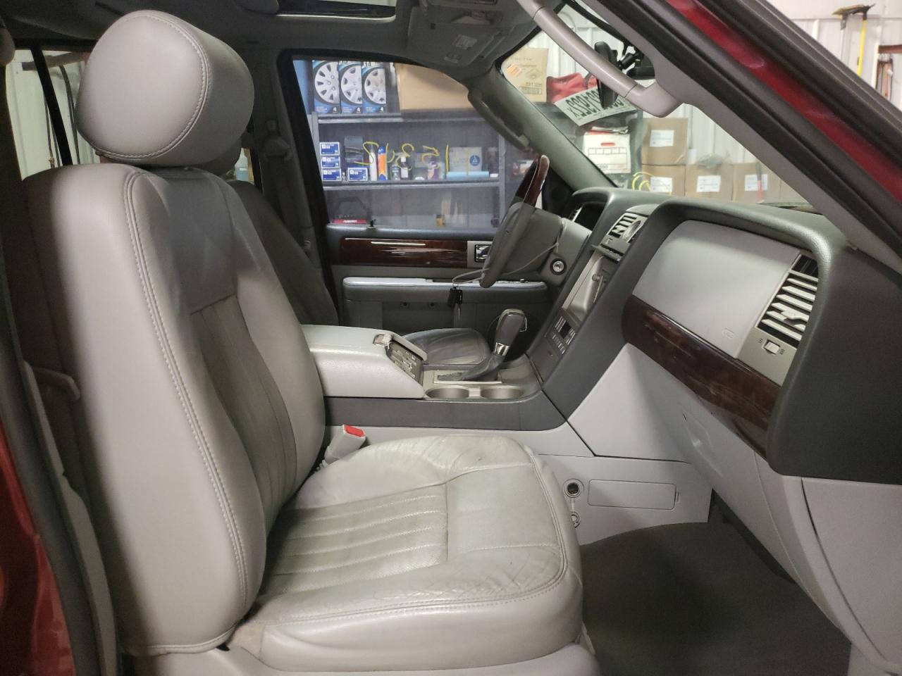Photo 5 from auction – 2004 LINCOLN NAVIGATOR with VIN 5LMFU28R74LJ38905