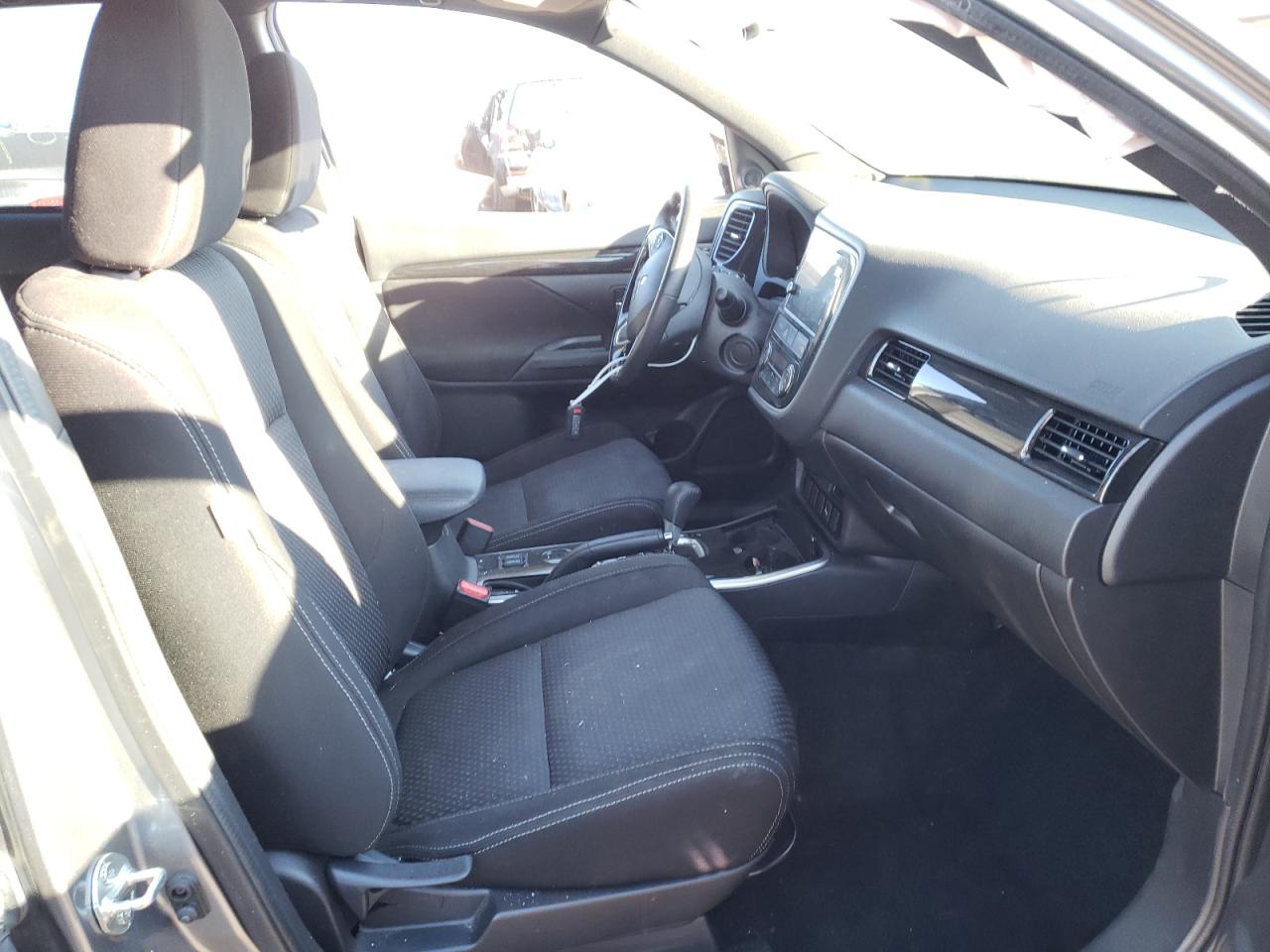 Photo 5 from auction – 2018 MITSUBISHI OUTLANDER with VIN JA4AD3A31JZ053736