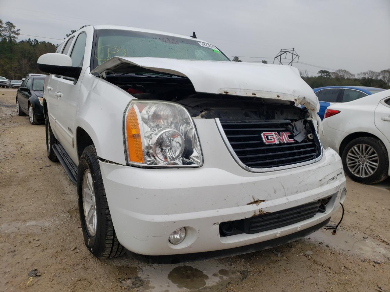 GMC YUKON SLT 2011 with VIN 1GKS1CE01BR268705 - Photo from auction