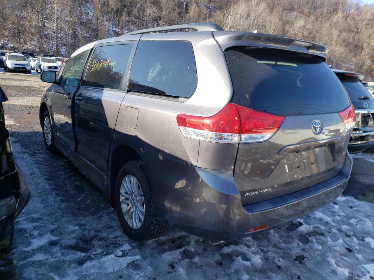 Photo 3 from auction – 2011 TOYOTA SIENNA XLE with VIN 5TDYK3DC9BS122987