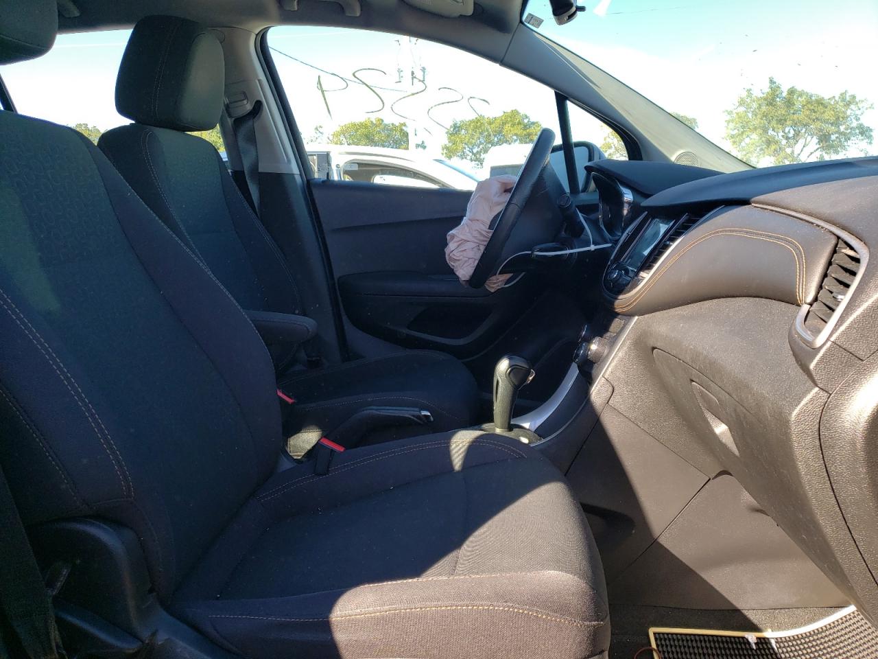 Photo 5 from auction – 2019 CHEVROLET TRAX LS with VIN 3GNCJKSBXKL188060