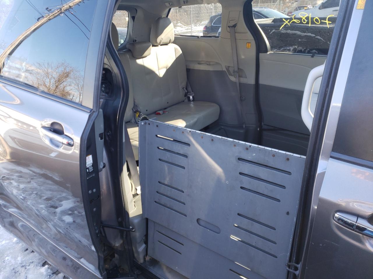 Photo 6 from auction – 2011 TOYOTA SIENNA XLE with VIN 5TDYK3DC9BS122987