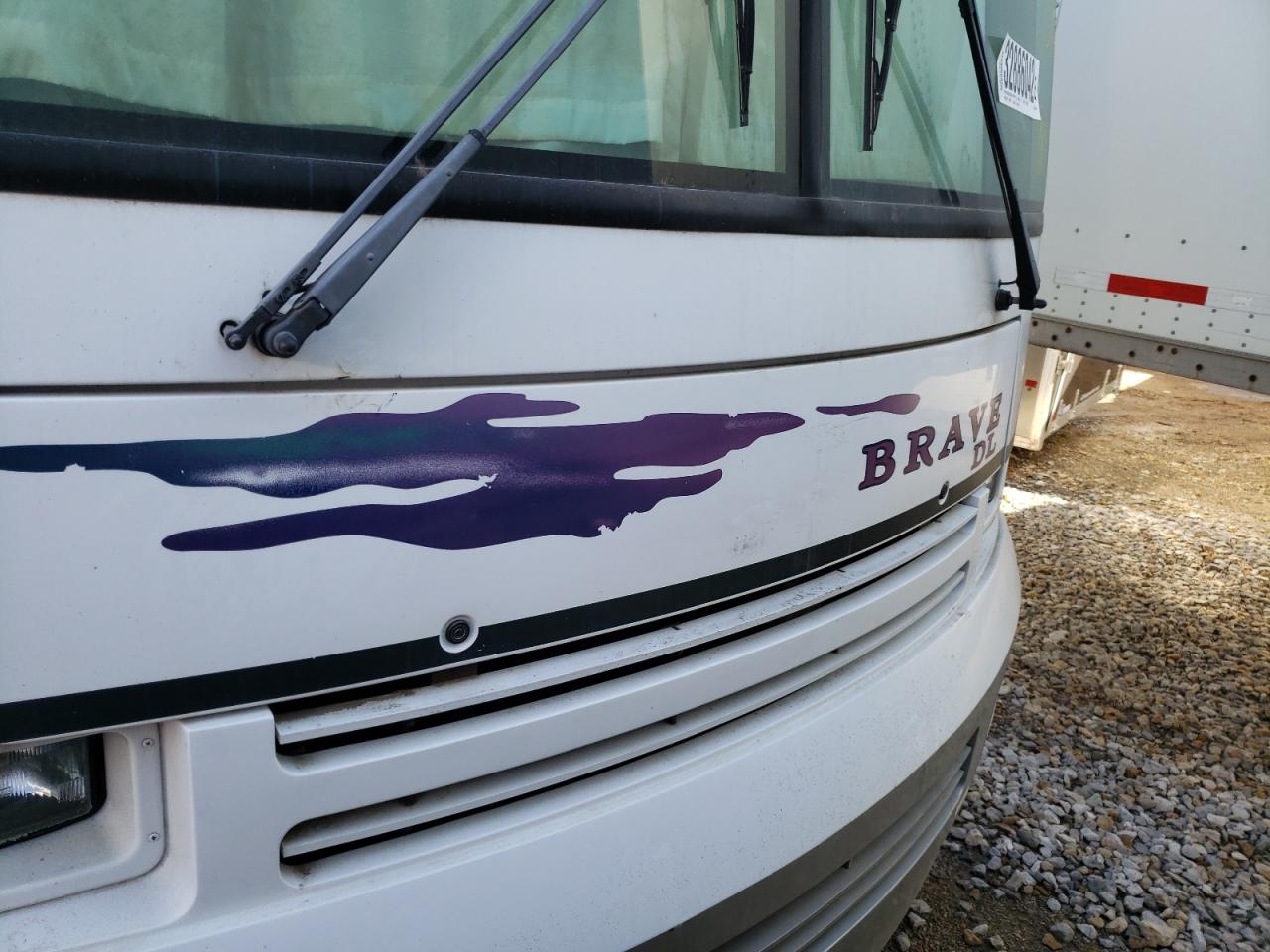 Photo 7 from auction – 1998 WINNEBAGO BRAVE with VIN 1GBLP37J4W3300404