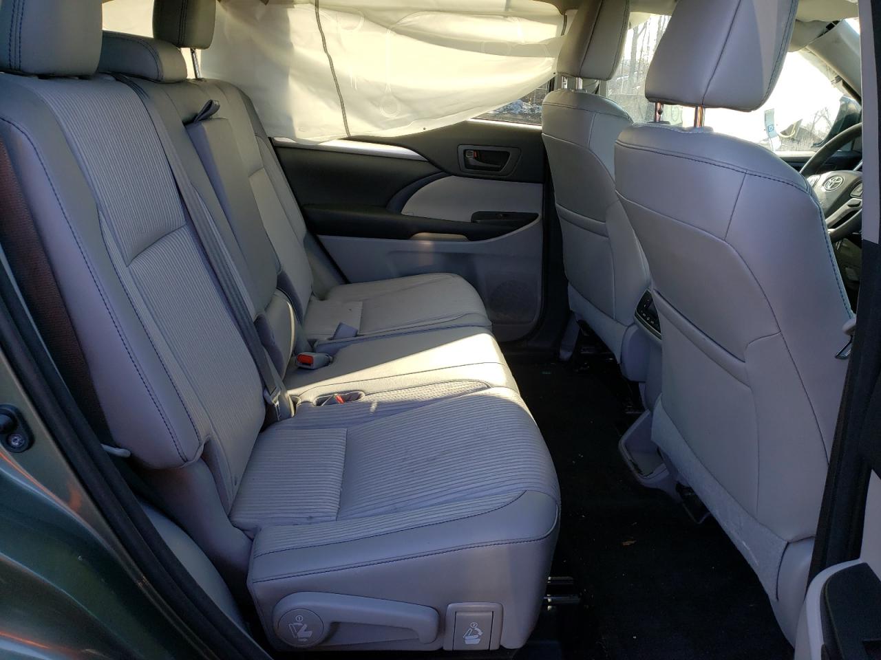 Photo 6 from auction – 2016 TOYOTA HIGHLANDER with VIN 5TDBKRFH9GS320851