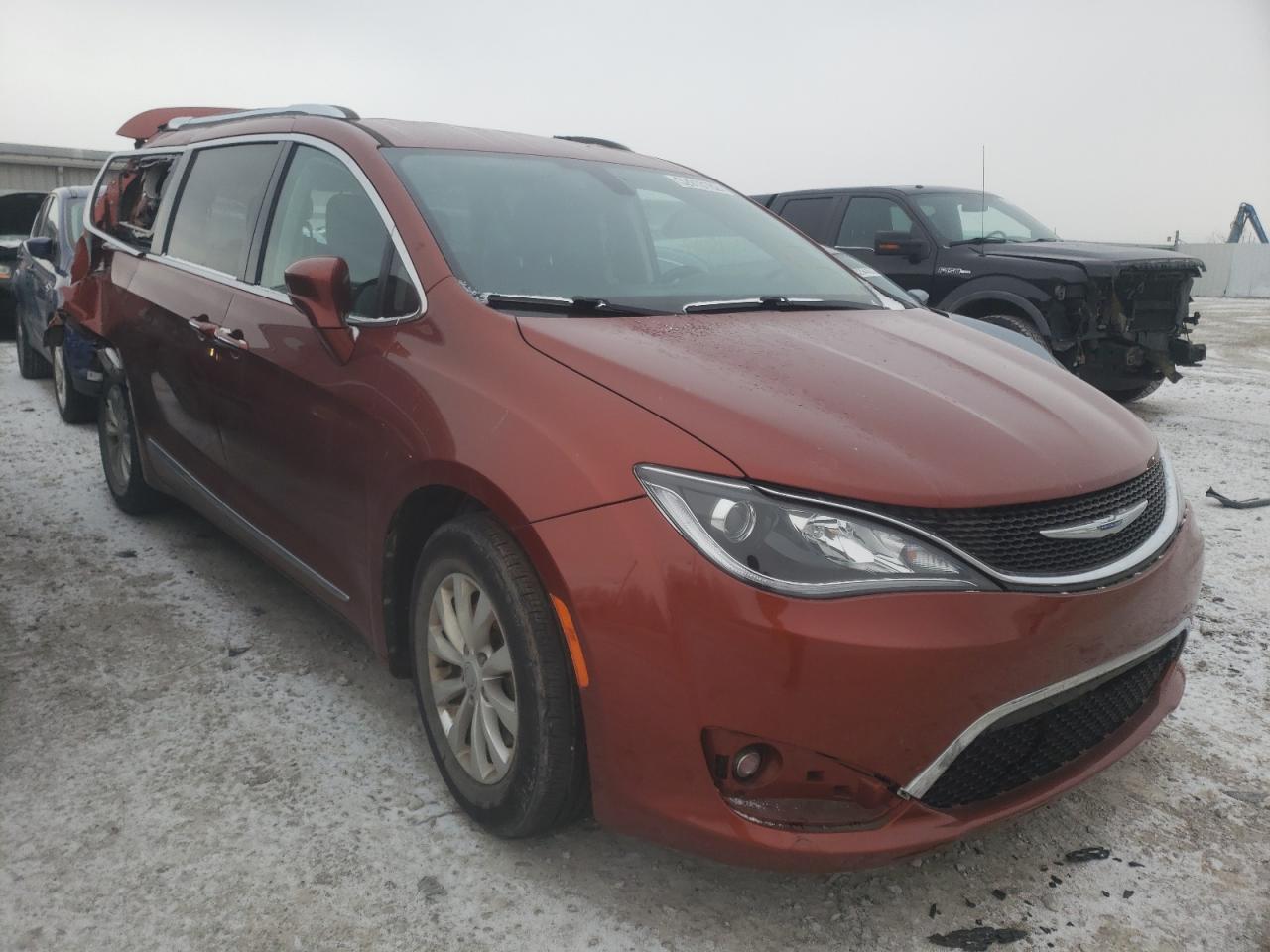 CHRYSLER PACIFICA T 2018 with VIN 2C4RC1EG8JR262060 - Photo from auction
