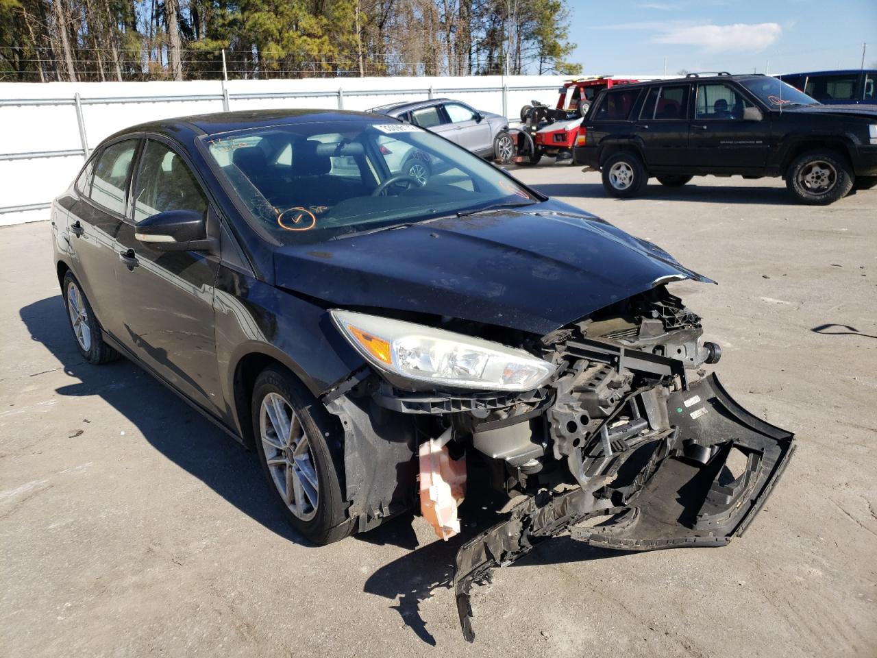 FORD FOCUS SE 2015 with VIN 1FADP3F24FL233870 - Photo from auction