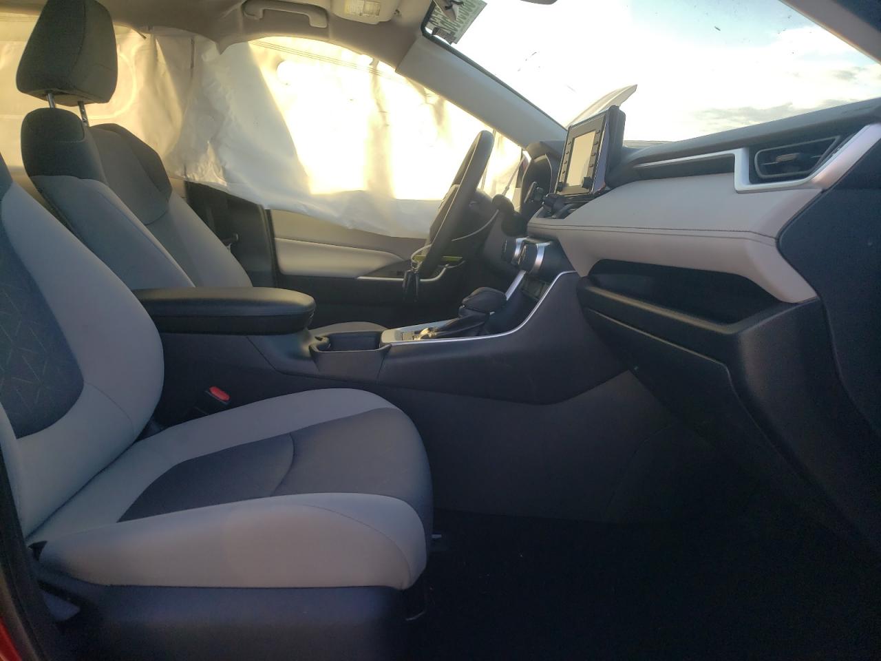 Photo 5 from auction – 2019 TOYOTA RAV4 XLE with VIN 2T3W1RFV2KC003481