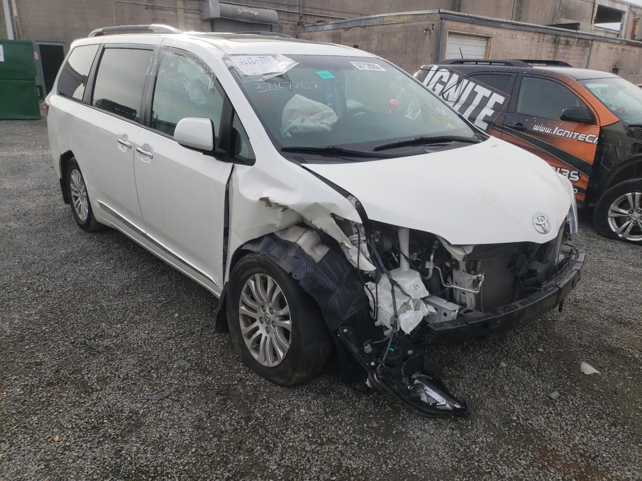 Photo 1 from auction – 2017 TOYOTA SIENNA XLE with VIN 5TDYZ3DC6HS815827