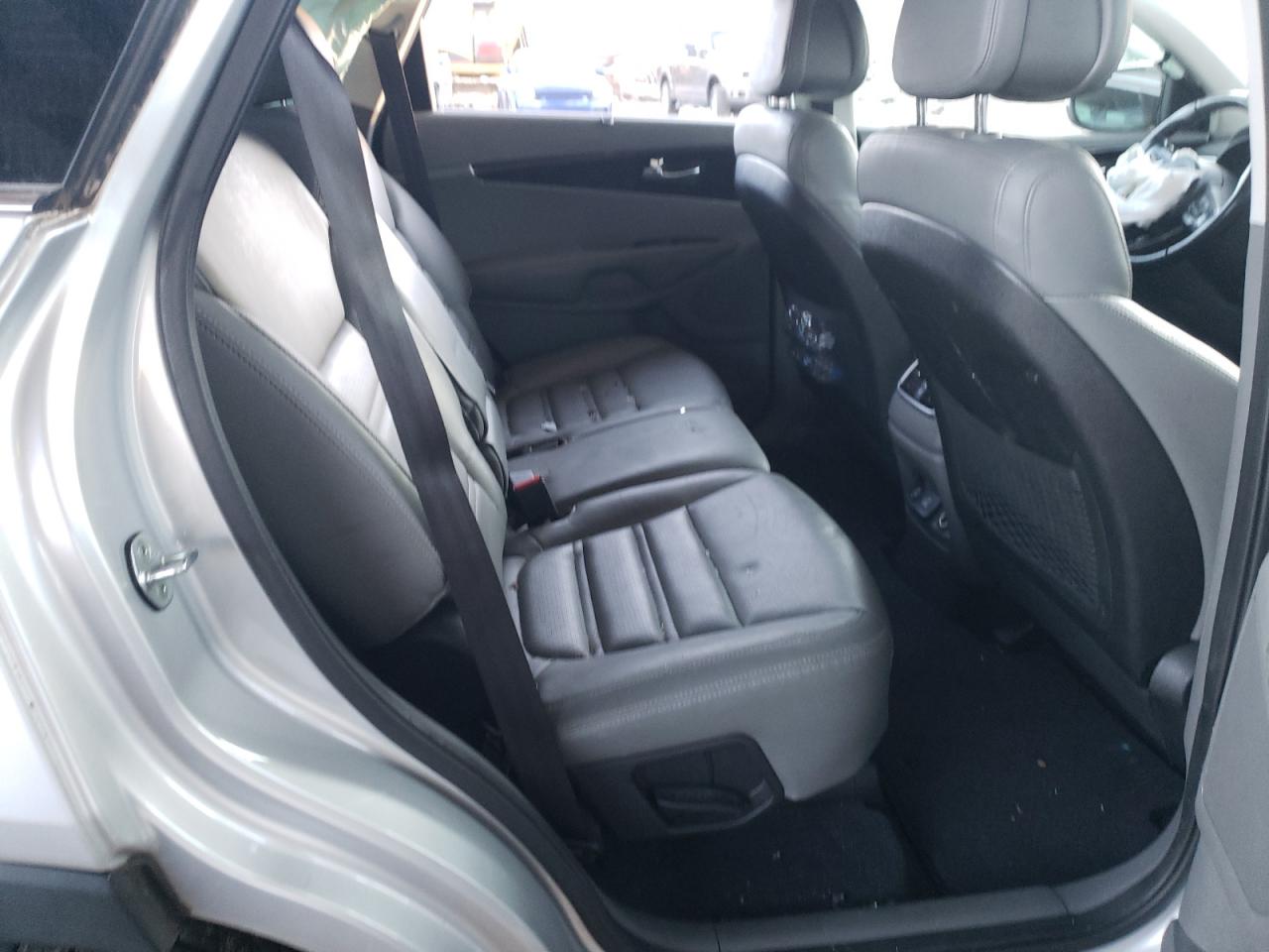 Photo 6 from auction – 2016 KIA SORENTO EX with VIN 5XYPH4A53GG111753