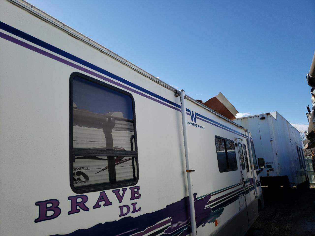 Photo 10 from auction – 1998 WINNEBAGO BRAVE with VIN 1GBLP37J4W3300404