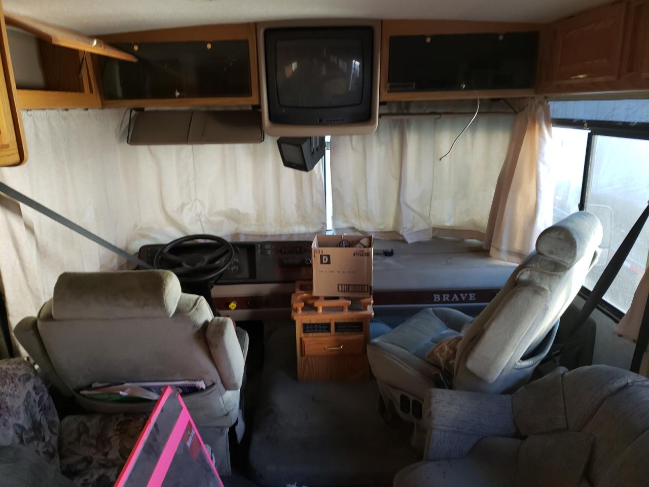 Photo 5 from auction – 1998 WINNEBAGO BRAVE with VIN 1GBLP37J4W3300404