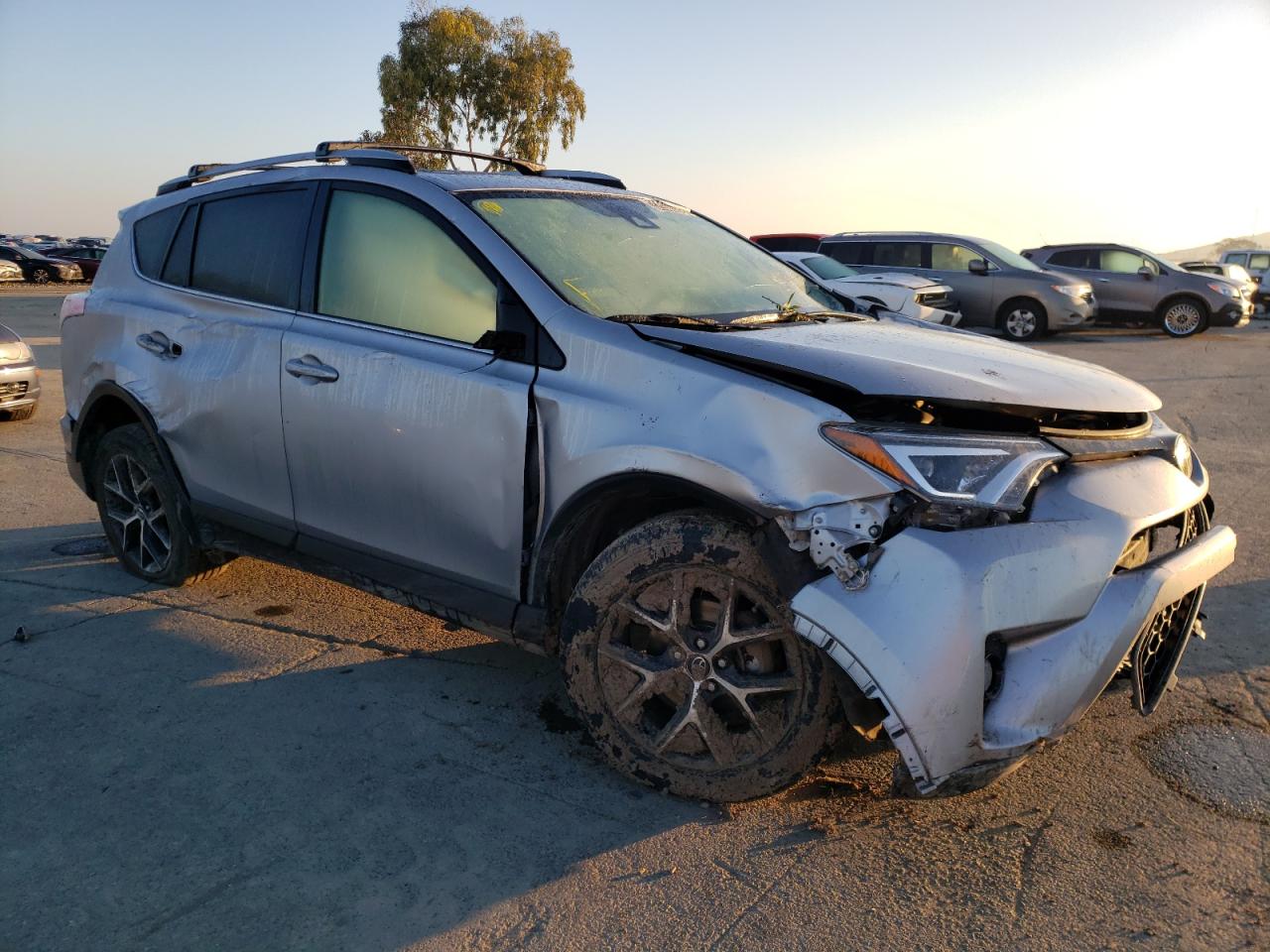 Photo 9 from auction – 2018 TOYOTA RAV4 SE with VIN JTMJFREV3JD246921