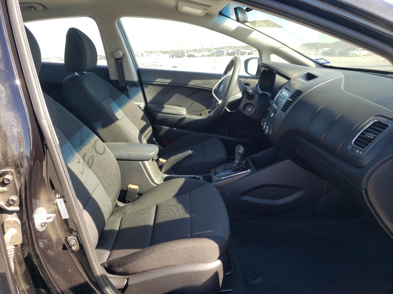 Photo 5 from auction – 2018 KIA FORTE LX with VIN 3KPFK4A75JE179717