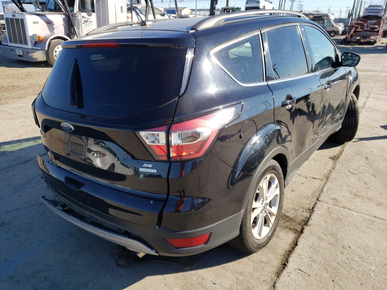 Photo 4 from auction – 2018 FORD ESCAPE SE with VIN 1FMCU0GD1JUA35548