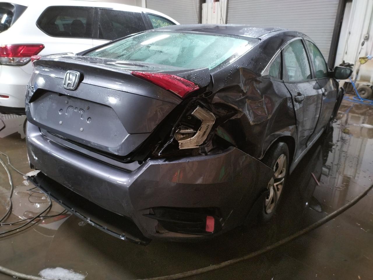 Photo 4 from auction – 2018 HONDA CIVIC LX with VIN 19XFC2F55JE003307