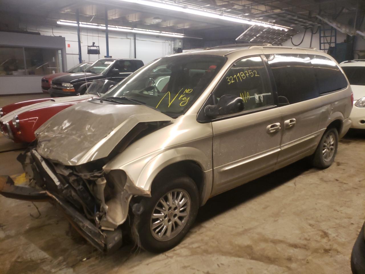 Photo 2 from auction – 2003 CHRYSLER TOWN & COU with VIN 2C8GP64L03R205019