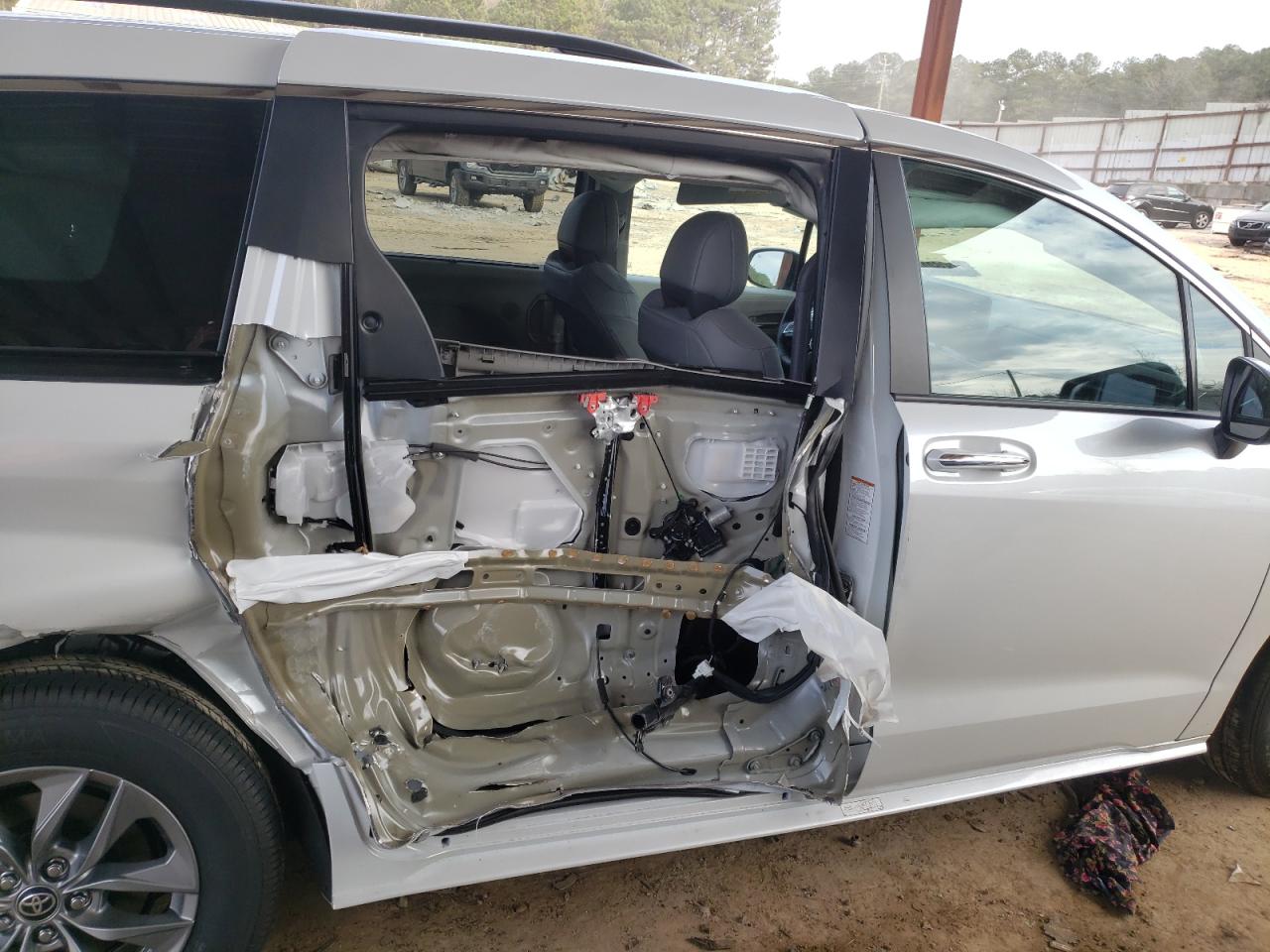 Photo 9 from auction – 2021 TOYOTA SIENNA XLE with VIN 5TDYRKEC0NS083165