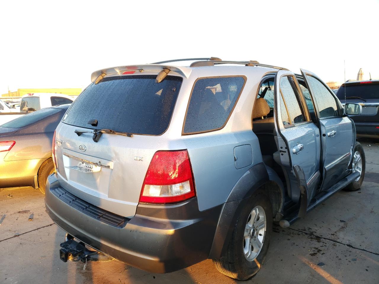 Photo 4 from auction – 2005 KIA SORENTO EX with VIN KNDJD733655468266