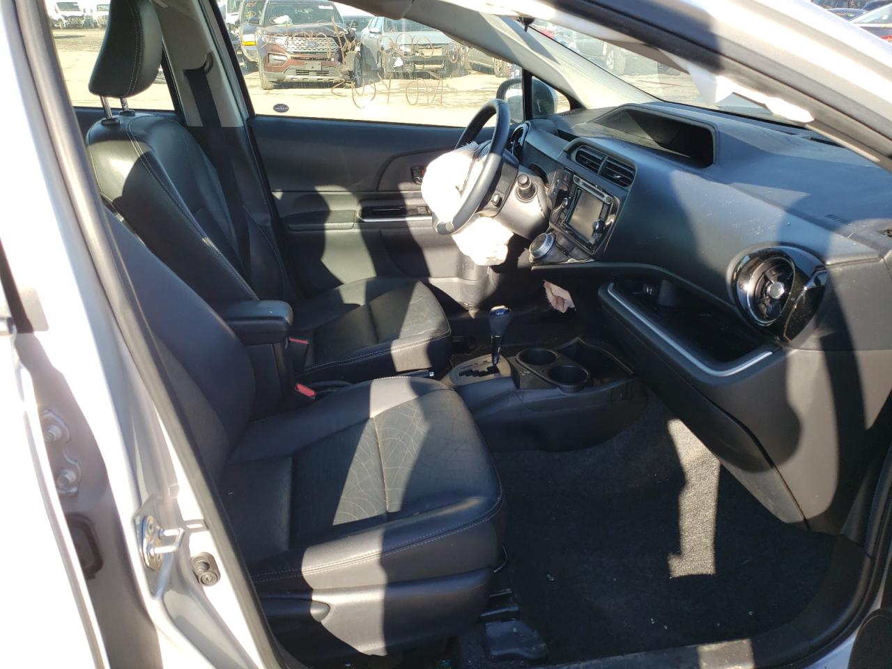Photo 5 from auction – 2015 TOYOTA PRIUS C with VIN JTDKDTB31F1101640
