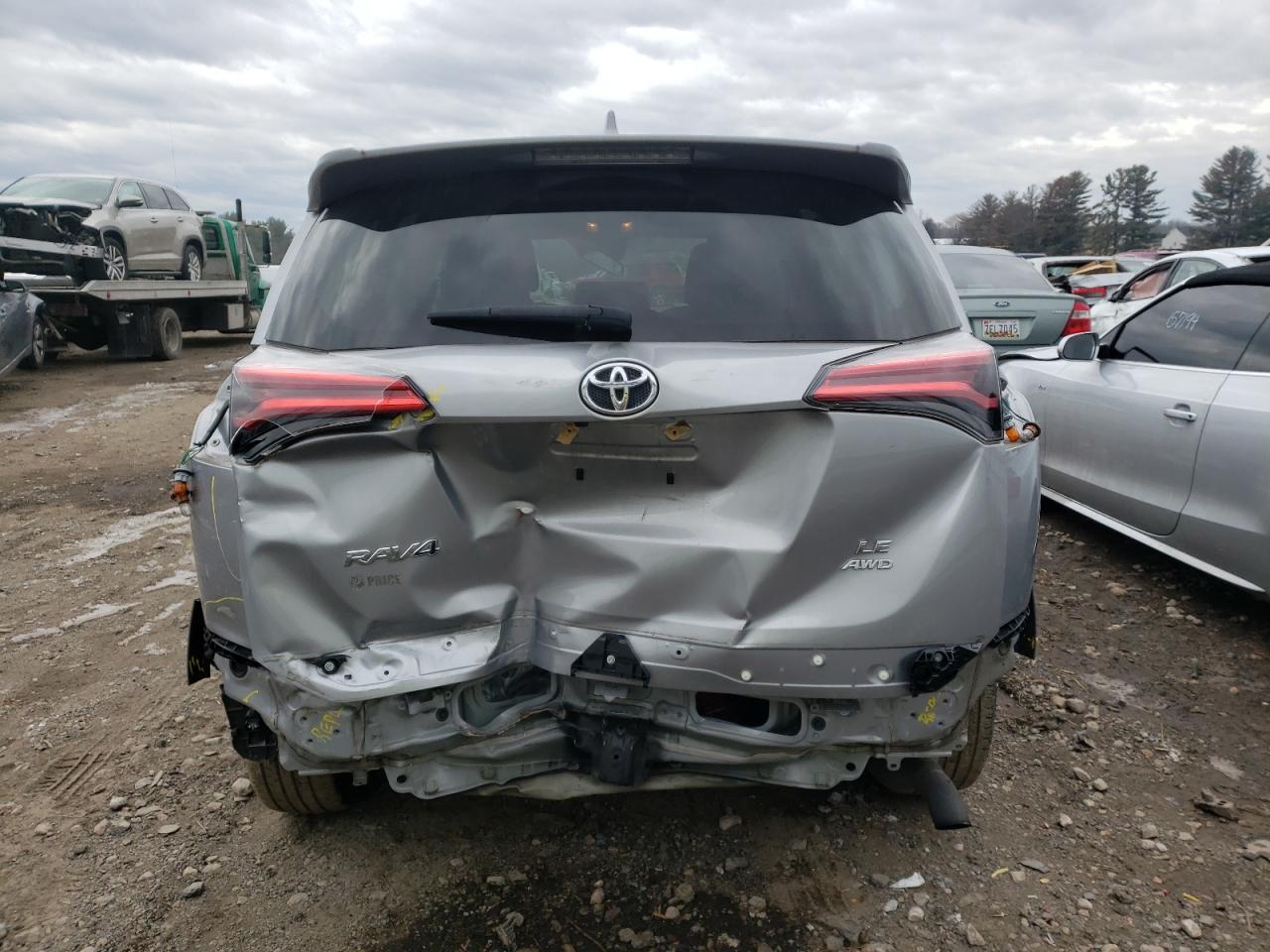 Photo 9 from auction – 2018 TOYOTA RAV4 LE with VIN 2T3BFREV0JW710867