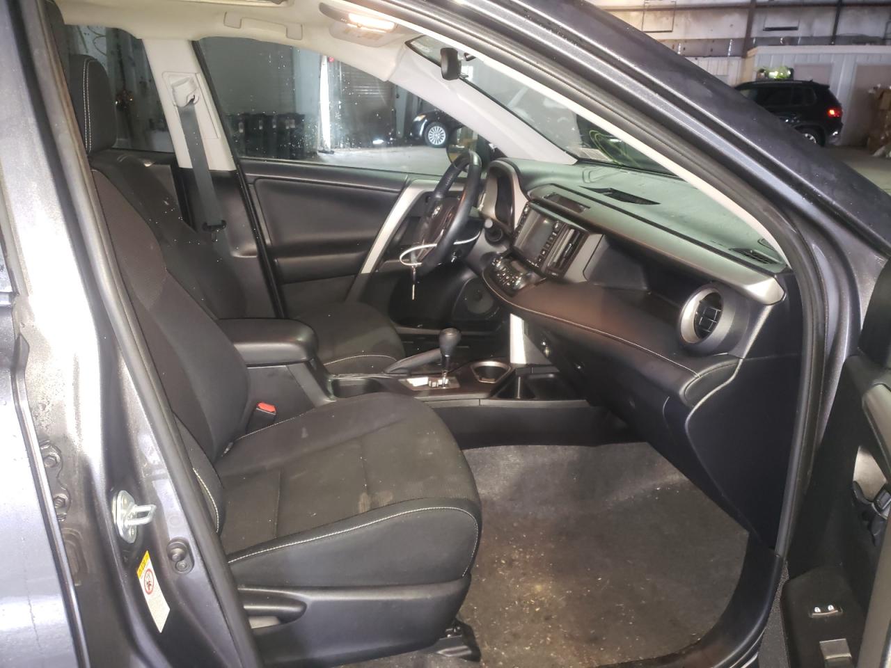 Photo 5 from auction – 2017 TOYOTA RAV4 XLE with VIN 2T3RFREV2HW578428