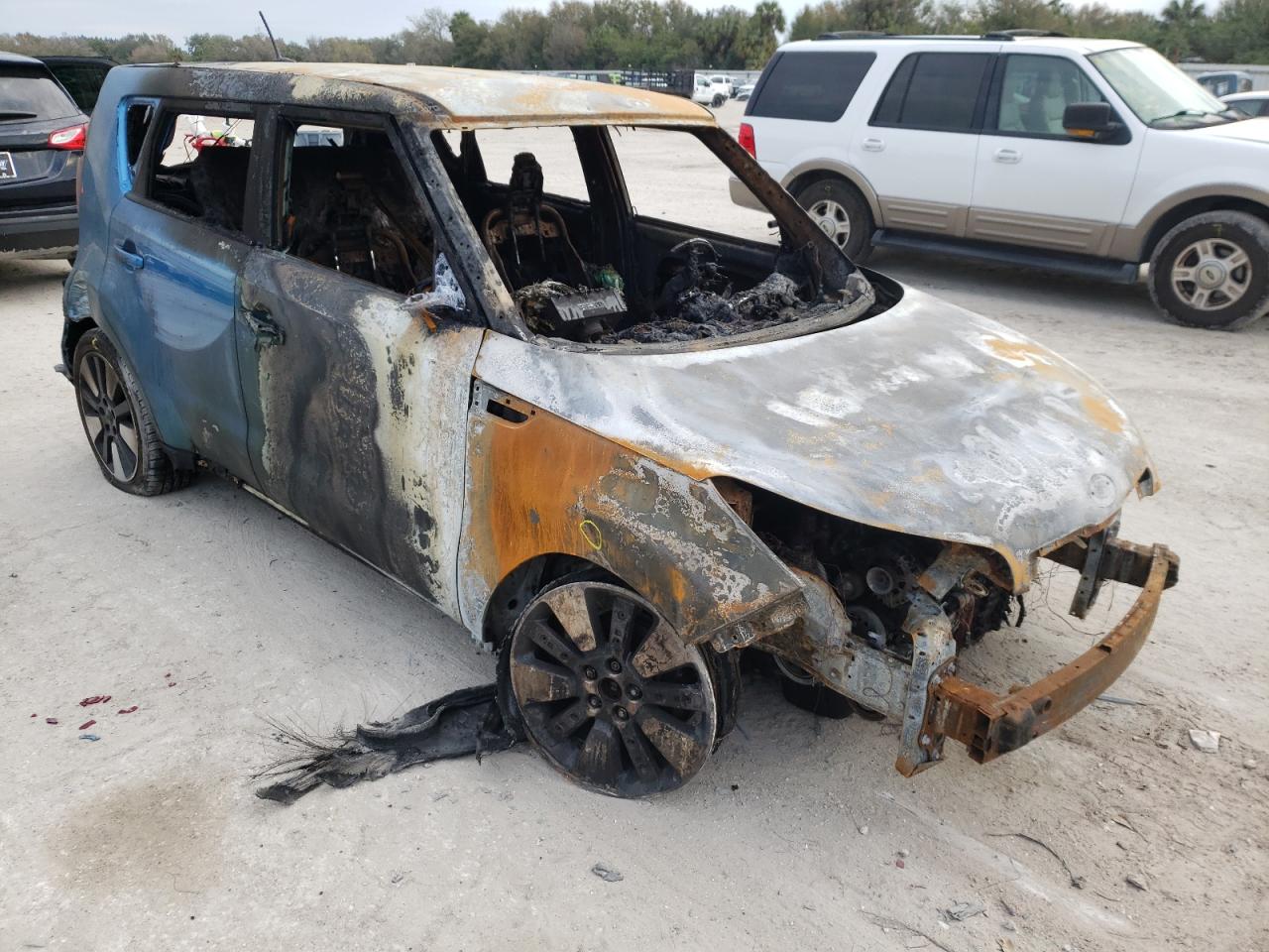 KIA SOUL + 2016 with VIN KNDJP3A59G7311181 - Photo from auction