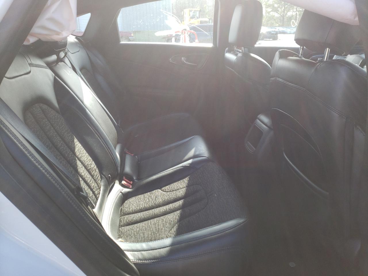 Photo 6 from auction – 2015 CHRYSLER 200 S with VIN 1C3CCCBB7FN585325