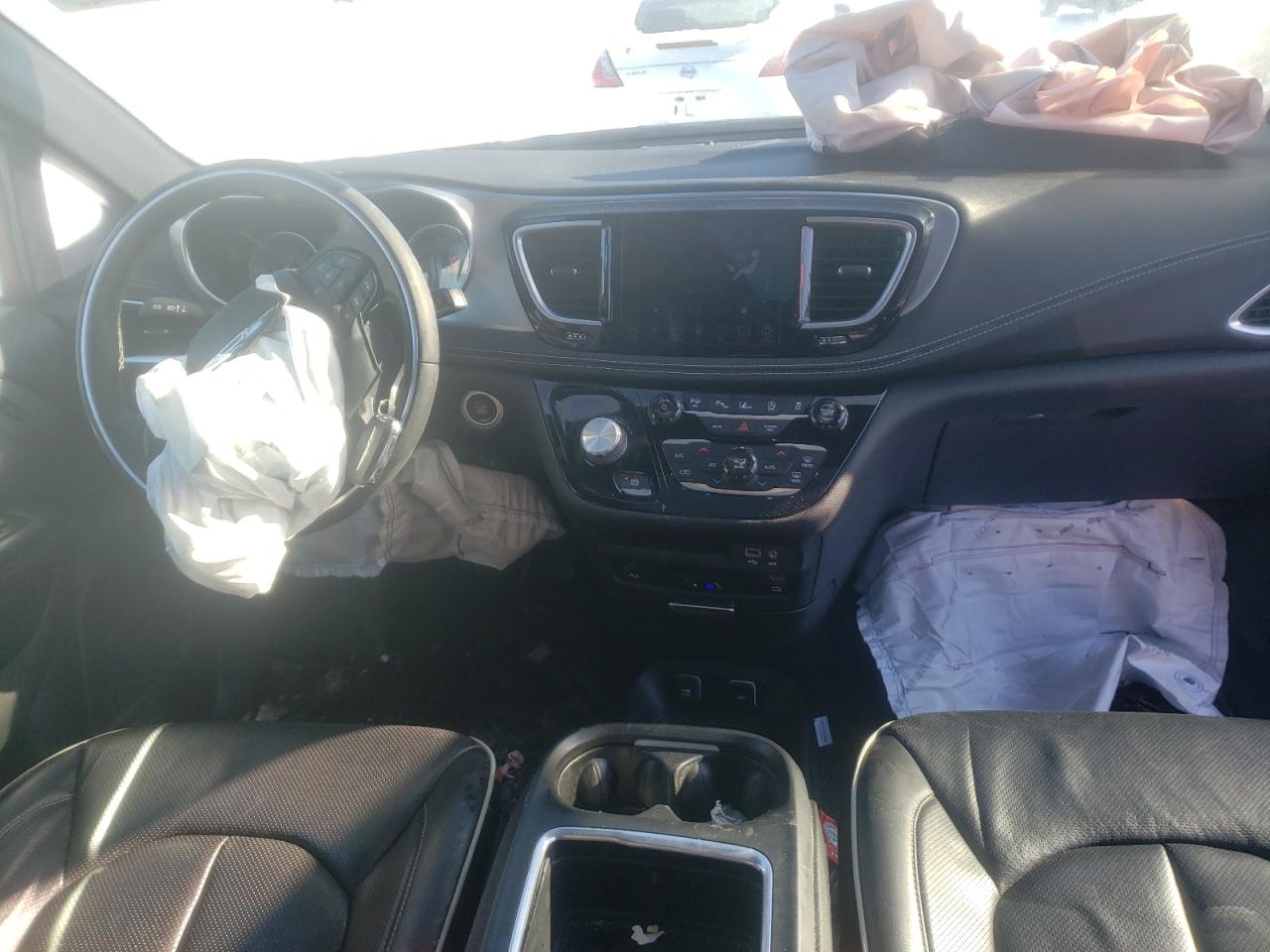 Photo 9 from auction – 2018 CHRYSLER PACIFICA L with VIN 2C4RC1GGXJR260369
