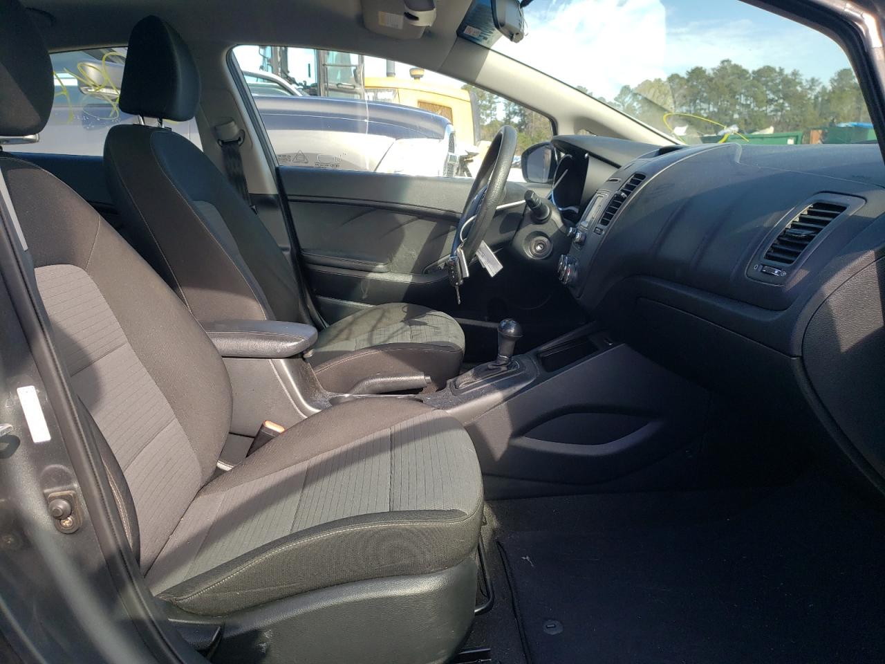 Photo 5 from auction – 2016 KIA FORTE LX with VIN KNAFX4A65G5522925