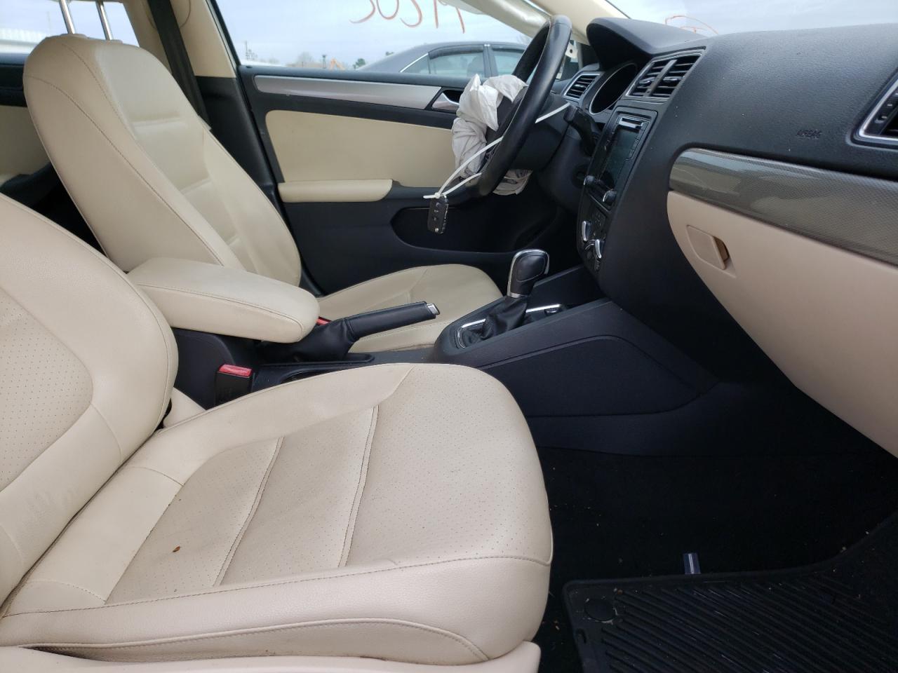 Photo 5 from auction – 2017 VOLKSWAGEN JETTA SE with VIN 3VWDB7AJ6HM296529
