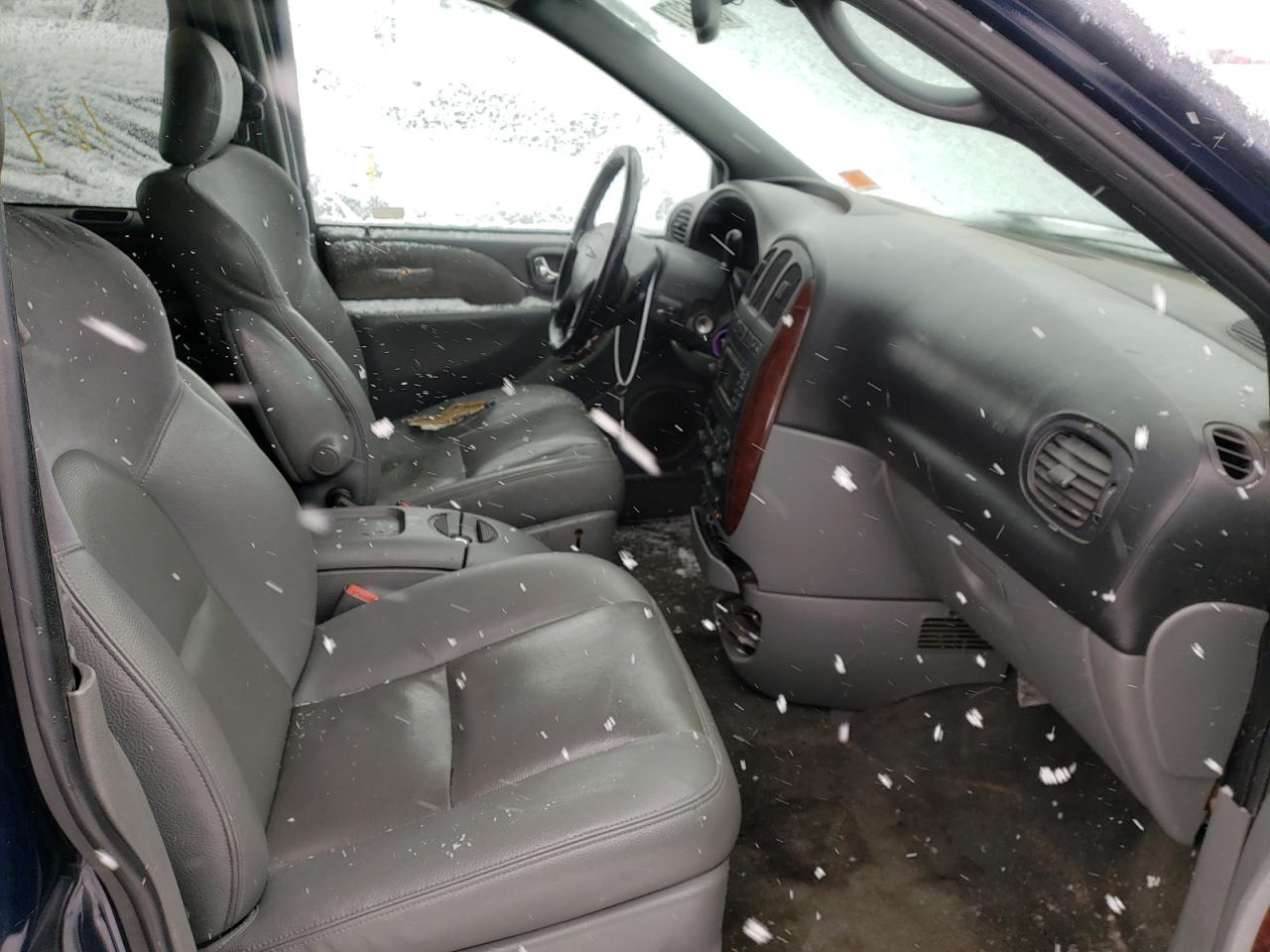 Photo 5 from auction – 2004 CHRYSLER TOWN & COU with VIN 2C8GT64L54R546218