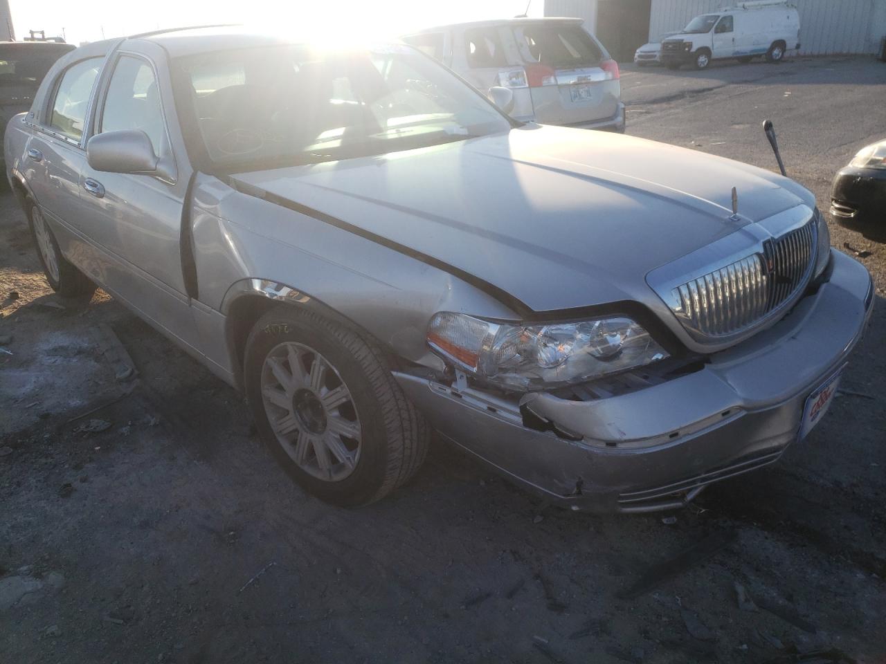 Photo 9 from auction – 2009 LINCOLN TOWN CAR S with VIN 2LNHM82V09X620307