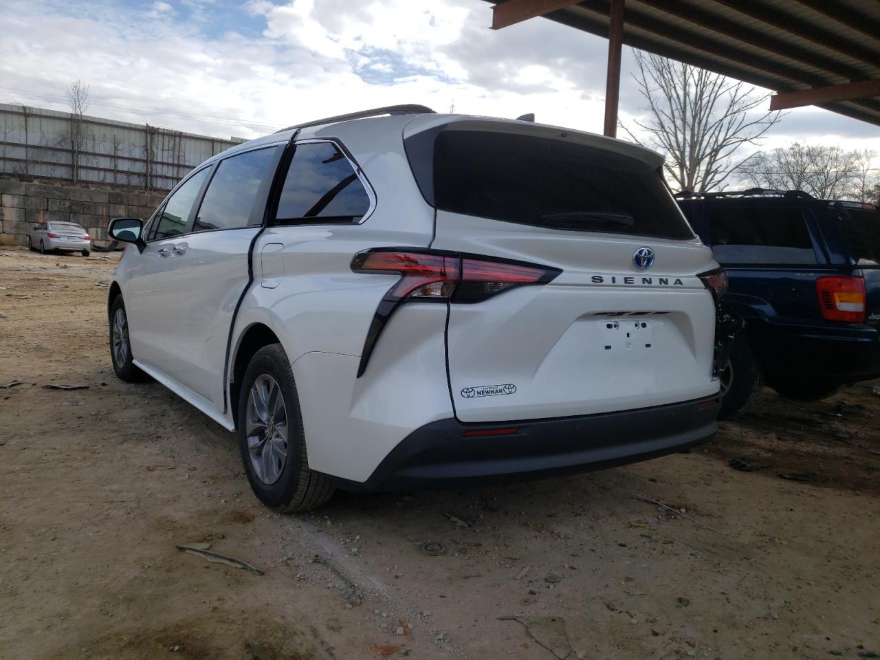 Photo 3 from auction – 2021 TOYOTA SIENNA XLE with VIN 5TDYRKEC0NS083165