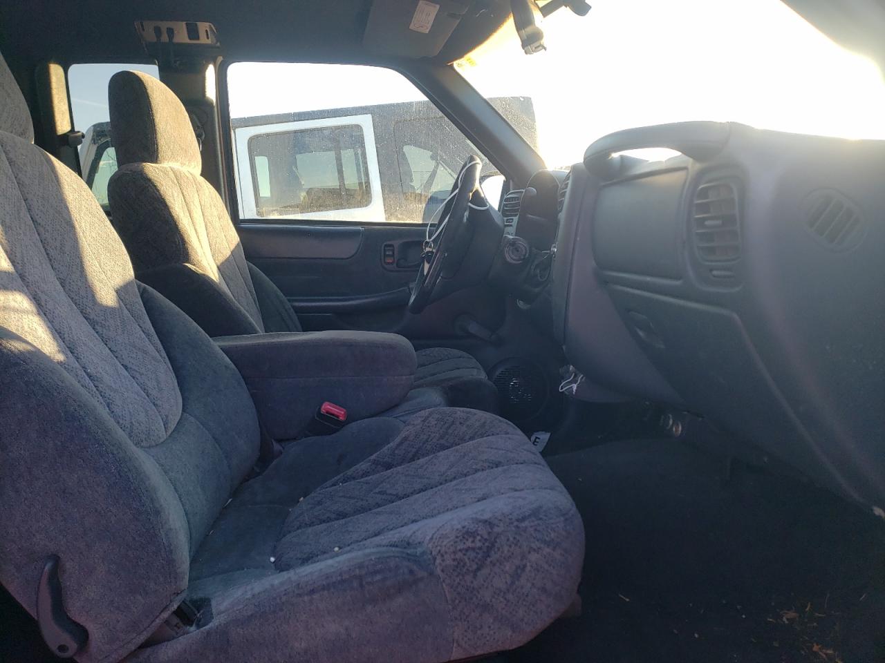 Photo 5 from auction – 2000 GMC SONOMA with VIN 1GTCS1949Y8140693