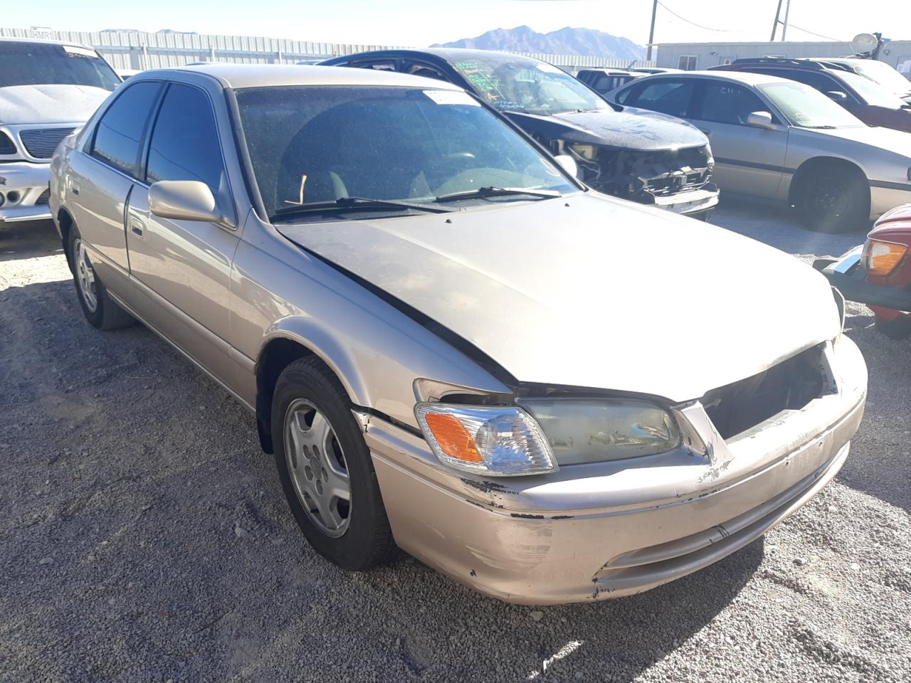 TOYOTA CAMRY LE 2000 with VIN JT2BG28K3Y0403948 - Photo from auction